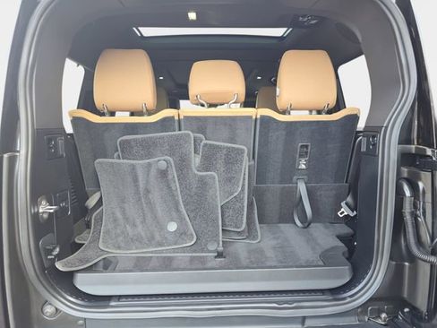 Used 2025 Land Rover Defender 130 X-Dynamic SE image 13