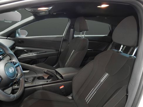 Used 2025 Hyundai Elantra Sport image 17