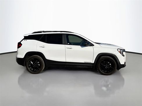 Used 2024 GMC Terrain SLE w/ Driver Convenience Package image 8