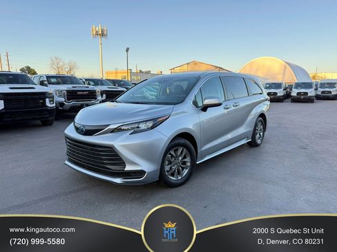 Used 2024 Toyota Sienna LE FWD image 1