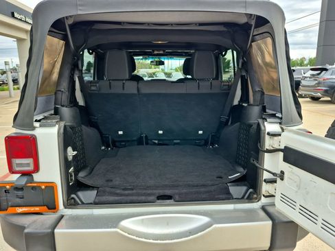 Used 2018 Jeep Wrangler Unlimited Sahara AWD/4WD image 29