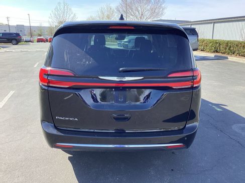 Used 2024 Chrysler Pacifica Touring-L FWD image 3