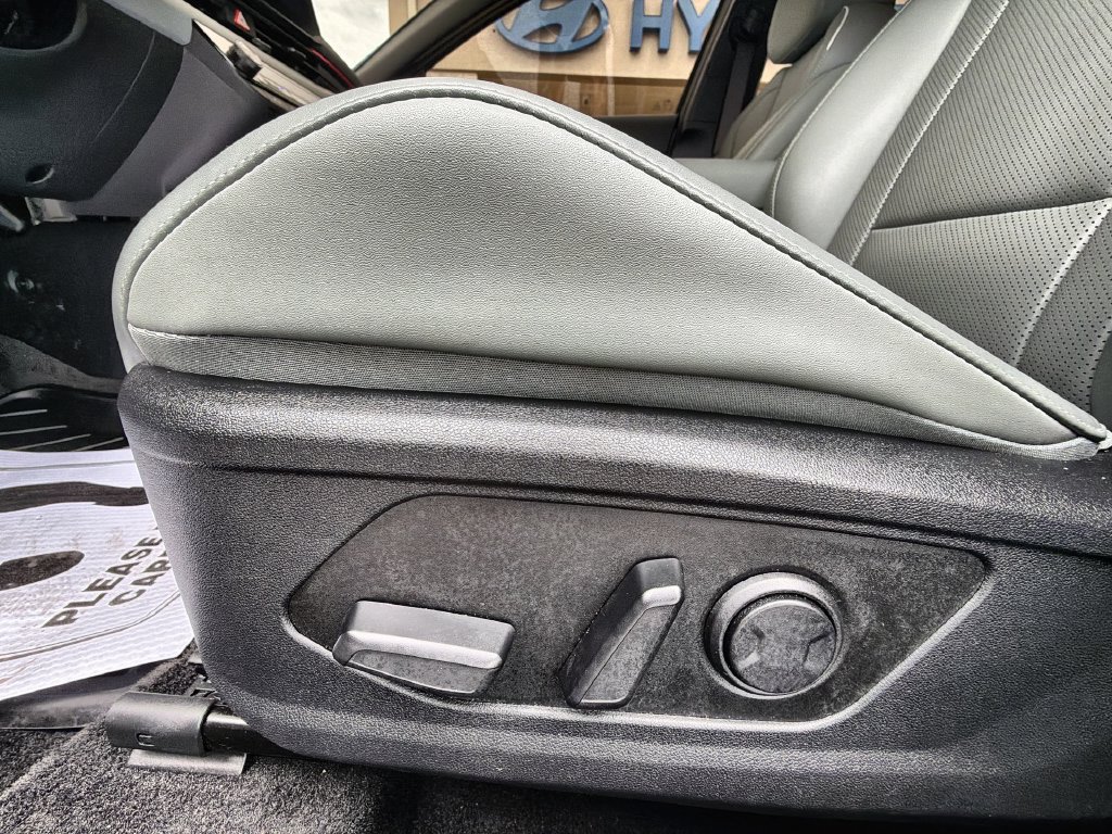 Used 2025 Hyundai Elantra Limited FWD image 14