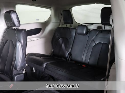 Used 2023 Chrysler Pacifica Touring-L FWD image 7