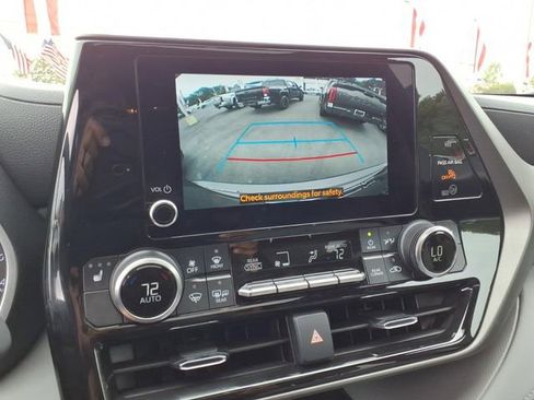 Used 2023 Toyota Highlander XLE FWD image 20