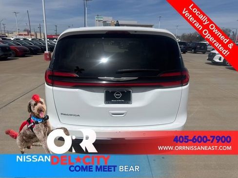 Used 2023 Chrysler Pacifica Touring-L FWD image 4