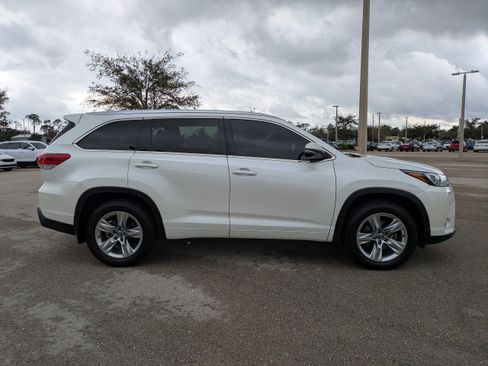 Used 2017 Toyota Highlander Limited image 4