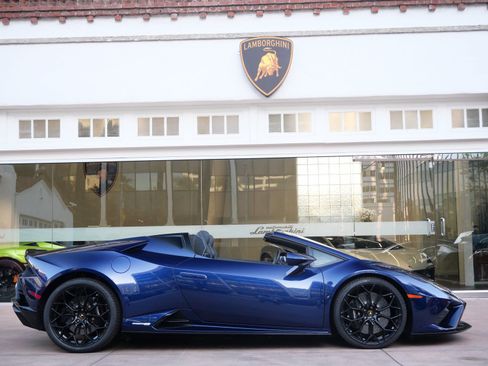 Used 2023 Lamborghini Huracan EVO image 2