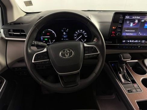 Used 2024 Toyota Sienna XLE FWD image 21