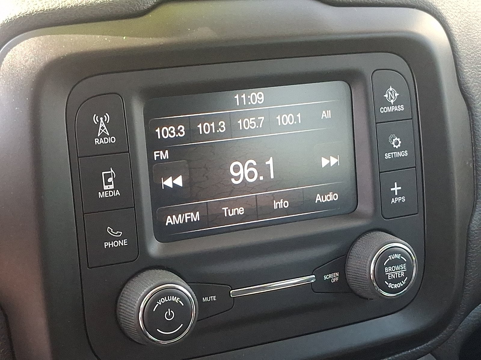 Used 2020 Jeep Renegade Sport w/ Sport Appearance Group AWD/4WD image 16