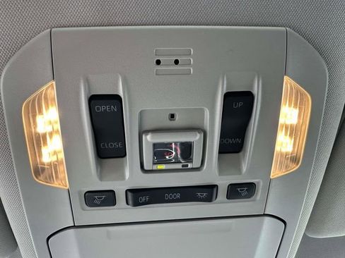 Used 2023 Toyota Highlander XLE AWD/4WD image 41