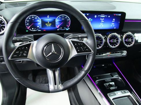 Used 2025 Mercedes-Benz GLB 250 4MATIC image 20