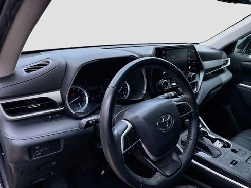 Used 2022 Toyota Highlander XLE FWD image 9