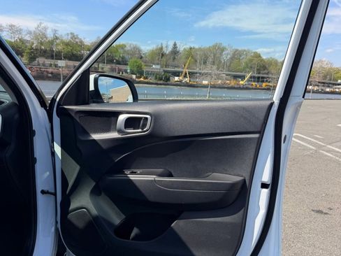 Used 2024 Hyundai Venue SE FWD image 26