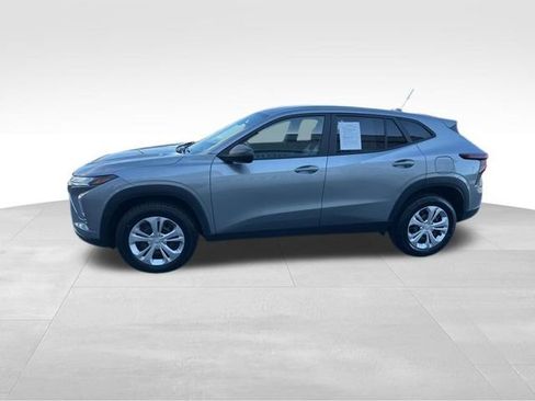 Used 2024 Chevrolet Trax LS w/ Driver Confidence Package FWD image 4