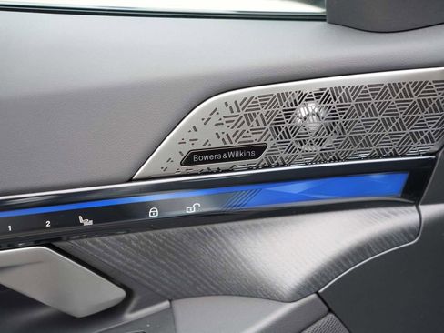 Used 2025 BMW i5 eDrive40i w/ M Sport Package image 13