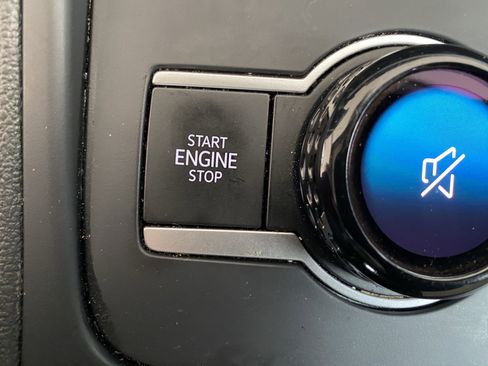 Used 2025 Volkswagen Tiguan SE w/ Panoramic Sunroof Package image 15