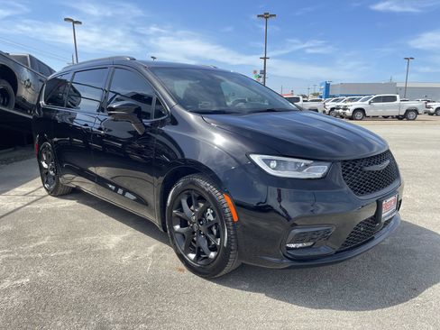 New 2025 Chrysler Pacifica Limited FWD image 2