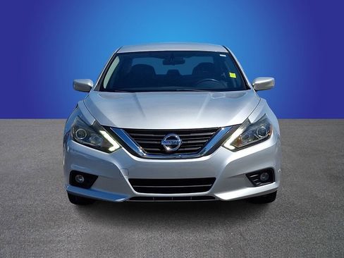 Used 2017 Nissan Altima 2.5 SR w/ LED Appearance Package FWD image 2