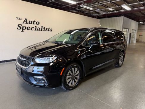 Used 2024 Chrysler Pacifica Limited FWD image 1