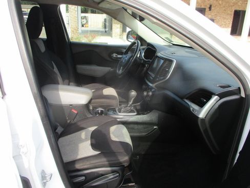 Used 2014 Jeep Cherokee Latitude w/ Comfort/Convenience Group FWD image 11