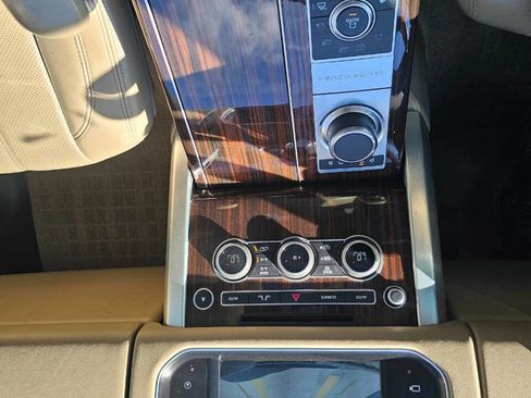 Used 2016 Land Rover Range Rover HSE image 16