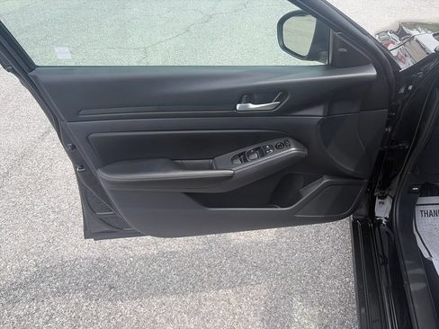 Used 2025 Nissan Altima 2.5 SV FWD image 11