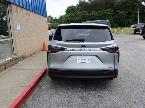 Used 2023 Toyota Sienna LE FWD image 5