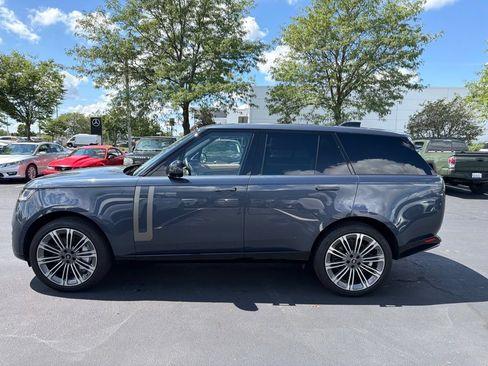 Used 2025 Land Rover Range Rover SE AWD/4WD image 2