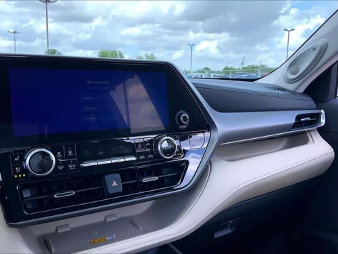 Used 2024 Toyota Highlander Limited image 35