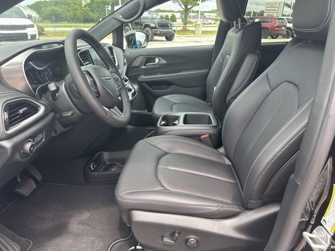 New 2025 Chrysler Pacifica Select w/ Uconnect Theater Family Group image 63