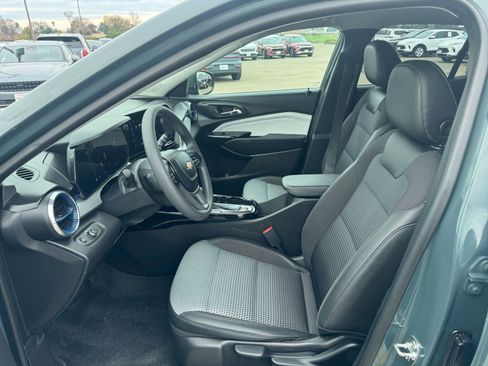 Used 2025 Chevrolet Trax LT image 27