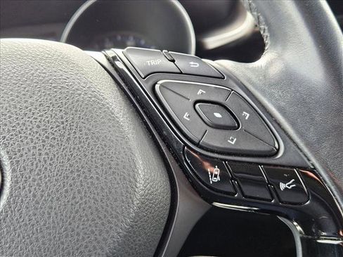 Used 2019 Toyota C-HR XLE FWD image 21