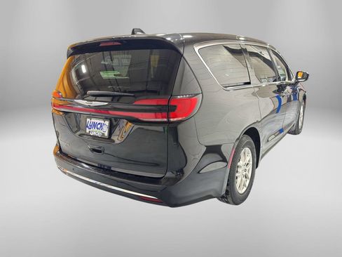 Used 2024 Chrysler Pacifica Touring-L image 5
