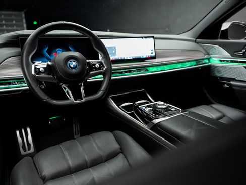 Used 2023 BMW i7 xDrive60 w/ Executive Package 2 AWD/4WD image 4