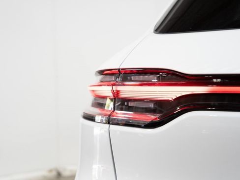 Used 2024 Porsche Macan image 10