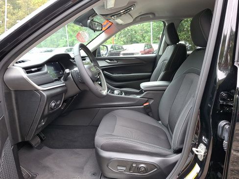 Certified 2023 Jeep Grand Cherokee Laredo w/ Luxury Tech Group I image 14