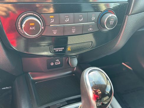 Used 2018 Nissan Rogue SV AWD/4WD image 14