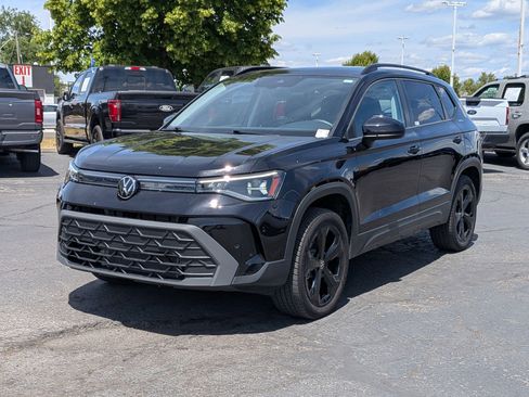 Used 2025 Volkswagen Taos SE AWD/4WD image 11