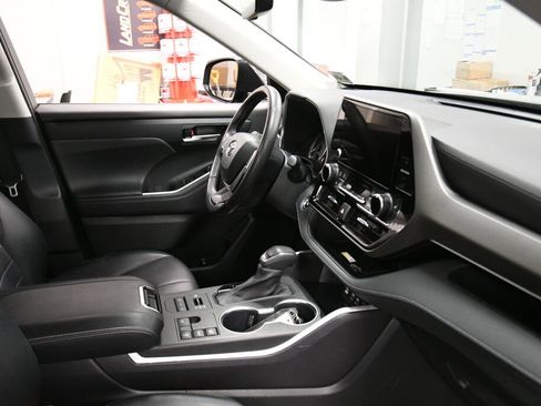 Used 2023 Toyota Highlander XLE image 33