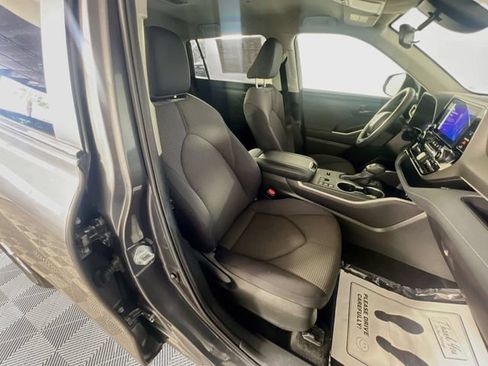 Used 2025 Toyota Highlander LE FWD image 30
