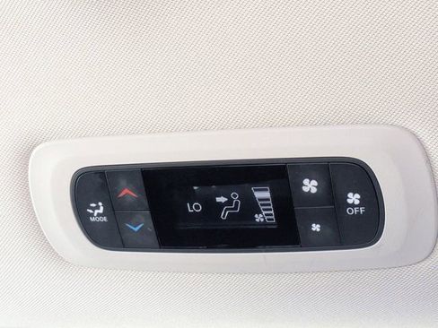 Used 2023 Chrysler Voyager LX image 17