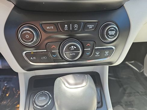 Certified 2020 Jeep Cherokee Limited AWD/4WD image 31