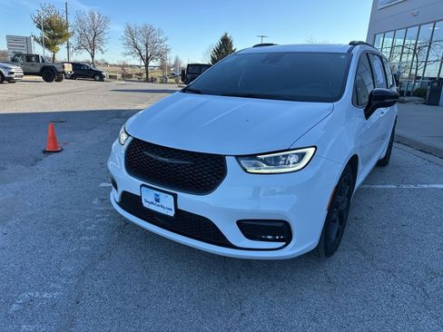 Used 2024 Chrysler Pacifica Touring-L w/ S Appearance Package image 7