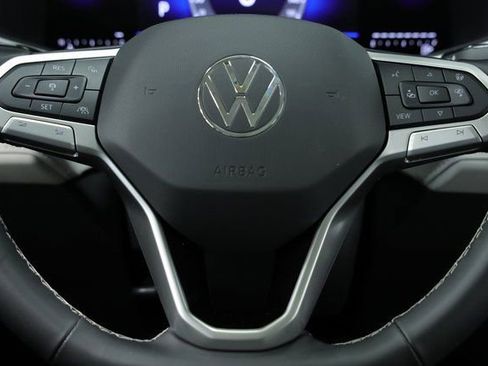 New 2025 Volkswagen Taos SE w/ Panoramic Sunroof Package image 13