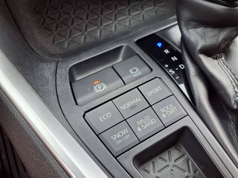 Used 2019 Toyota RAV4 LE AWD/4WD image 14