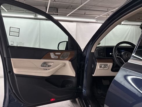 Used 2024 Mercedes-Benz GLS 450 4MATIC image 5