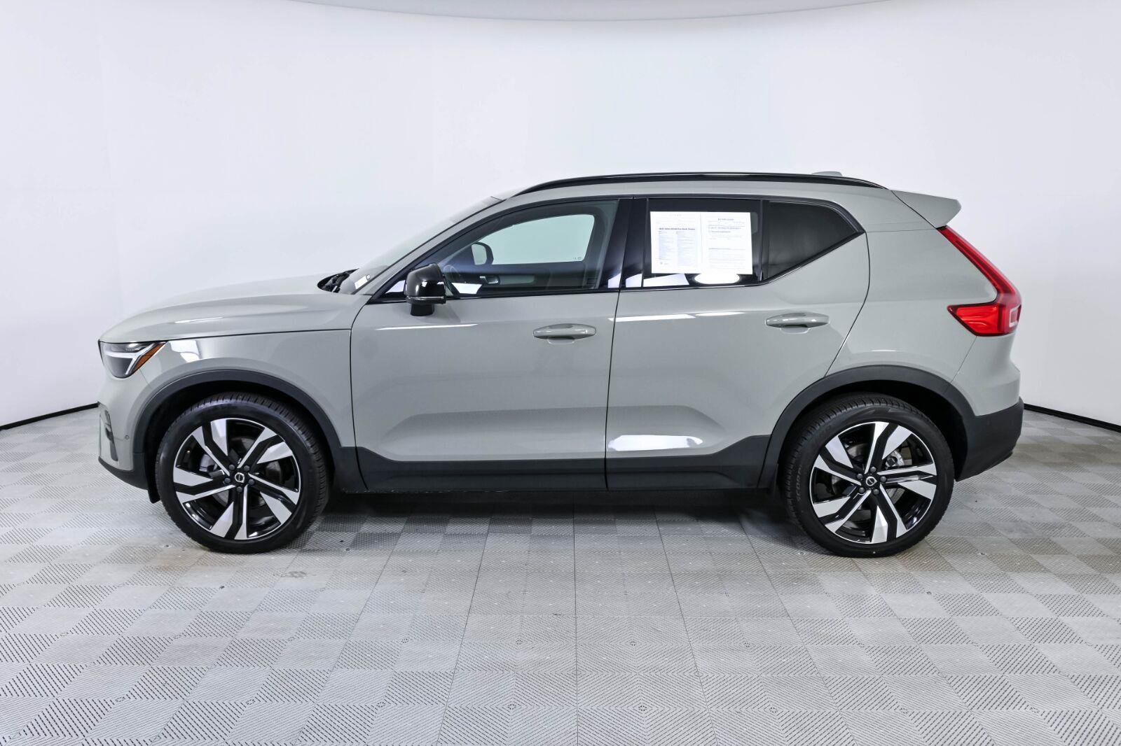 Used 2023 Volvo XC40 B5 Plus w/ Protection Package AWD/4WD image 2