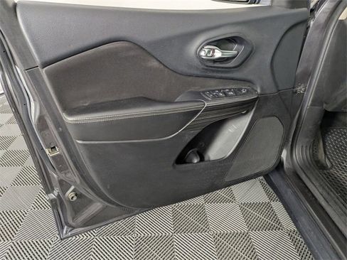 Used 2015 Jeep Cherokee Latitude w/ Cold Weather Group image 10