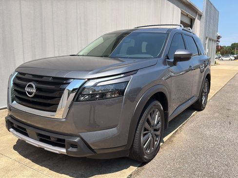 Used 2025 Nissan Pathfinder SL w/ SL Premium Package FWD image 7